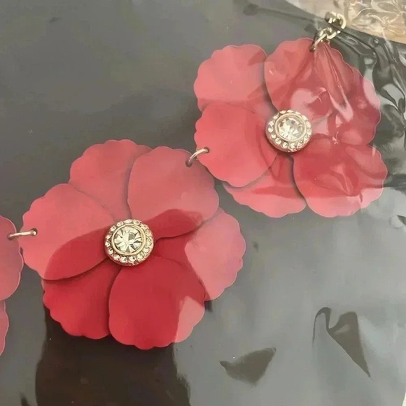 Nicole Miller Red Floral necklace. - Picture 2 of 4